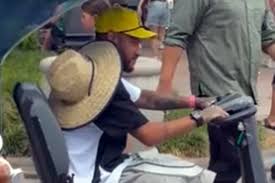 Vídeo mostra Neymar Jr. curtindo parques da Disney em Orlando