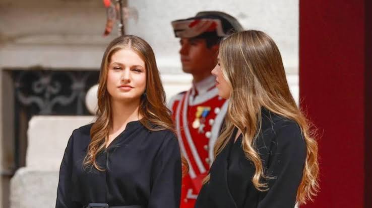 La princesa Leonor y la infanta Sofía, de riguroso luto, falda por las rodillas y sin mantilla: así reciben al Papa León XIV en el Palacio Real de Madrid
