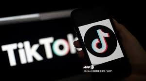 Tiktok is encouraging users to report anyone participating in the dangerous blackout challenge. kiichiro sato/ap. Bocah 10 Tahun Di Italia Tewas Saat Ikut Blackout Challenge Di Tiktok Sabuk Diikatkan Ke Leher Tribunnews Com Mobile