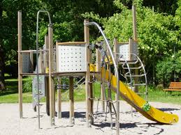 Gummi hat alle eigenschaften, die das spielen, laufen und toben sicherer machen. Spielplatz Im Dfg Landeshauptstadt Saarbrucken