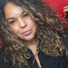 Who specializes in coloring and cutting curls in Eugene?