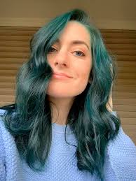 Kelly Burroughs's Instagram, Twitter & Facebook