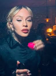 Madonna ukázala REÁLNU TVÁR: Žiadna mladica, ale ZOSTARNUTÁ ŽENA!  Nespoznáte ju