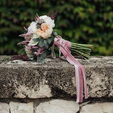 Para los tallos de las flores, lo haremos con los dedos. Ramos De Flores Para Novias Que Se Casan En Verano Foto 1