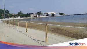 Tanah pengerukan tersebut kemudian ditumpuk di wilayah ancol timur dan ancol. Meski Ancol Kembali Dibuka Pengunjung Dilarang Main Di Pantai