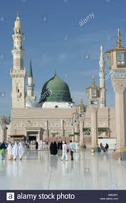 The distance between the mosque and mecca is 4932.59 km north east. Nabawi Moschee In Medina Saudi Arabien Prophet Muhammad Friede Sei Mit Ihm Wurde Hier Unter Der Grunen Kuppel Beigesetzt Stockfotografie Alamy
