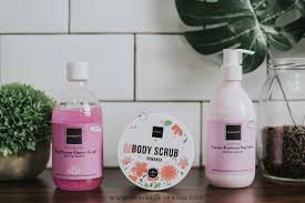 Salah satu merk lulur badan yang paling bagus dari sariayu yang disukai banyak orang adalah putih langsat body scrub. Review Scarlett Body Care Ampuh Mencerahkan Kulit Sprinkle Of Rain