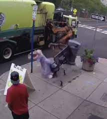 شاحنة قمامة تقذف امرأة من مقعدها بشكل مفاجئ... فيديو - 17.09.2020, سبوتنيك  عربي