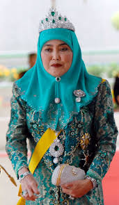 Pangeran abdul malik, putra sultan brunei, telah melangsungkan pernikahan dengan mengenakan baju keemasan yang bertahtakan berlian. Long Live All The Magic We Made Royal Tiaras Royal Crowns Royal Jewels