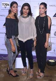 Ash has, so far, carefully avoided facing salman to avoid nasty moments. Pinky Reddy With Daughter Daughter In Law Mom Is Still Hot Pinky Reddy Trendy Dress Outfits Blouse Design Models