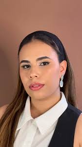 ✨ You can’t outdo the doer ✨, Un glow sutil, mirada poderosa y la actitud  en su punto. Así se transforma un look sencillo en uno glam. 💅, ¿Te  atreves a recrearlo? El paso a paso ya está en mi perfil ...