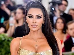 Kim kardashian, en un acto en beverly hills en marzo de 2018. Kim Kardashian 2018 Met Gala See Her Skin Tight Versace Gown Glamour