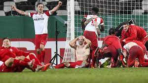Die werkself war über die gesamte spieldauer die bessere mannschaft und hätte eigentlich bereits nach 90 minuten durch sein müssen. Dfb Pokal Rot Weiss Essen Feiert Coup Gegen Leverkusen