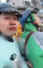 Đang giao đồ ăn cho khách thì bị giữ xe, shipper có pha xử lý hài hước