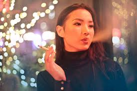 フリー写真] タバコの煙を吐く女性 - パブリックドメインQ：著作権フリー画像素材集