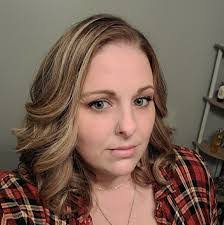 Laura Grindle's Instagram, Twitter & Facebook