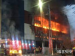 이천=뉴시스변근아 기자 = 경기 이천시 마장면 쿠팡 덕평물류센터에서 불이 다시 치솟아 소방관 17일 소방당국에 따르면 이날 낮 11시50분께 이천 물류센터 화재 잔불을 정리하던 중 불길이 다시. Lzmozw708uh6qm