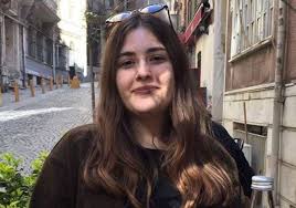 Ünlülerin mezun olduğu okulları sizler i̇çin araştırdık. Hayat Panosundaki Pin