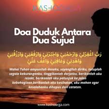 Sementara itu ada bacaan yang dilafalkan saat duduk di antara dua sujud. Doa Duduk Antara Dua Sujud Kashoorga