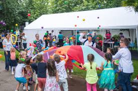 Activitati si jocuri pentru zile ploioase/canicula. Jocurile CopilÄƒriei Super Petrecere Pentru Copiii Din Sectorul 6