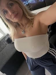 🌹 No boyfriend, no drama… just a single girl with a kind heart 💖 ➡️ Find  Me Here: https://cutt.ly/1r1zxMRz Waiting for someone to talk & share ✨