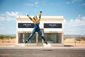Marin termină școala primară din satul natal, fiind printre cei mai buni elevi. How Prada Marfa Became An Art Mecca Artsy