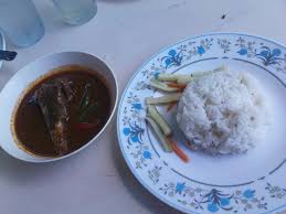 We begin with some yummy breakfast offerings at nasi dagang kak pah, at a food court somewhere near batu burok beach. Nasi Dagang Kak Pah Batu Buruk Mkstreet Photo House