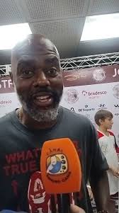 Graffiti artist speaking with Sandra Gama Channel