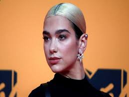 English pop singer dua lipa showcased a throwback vibe and a knack for catchy pop with soulful grit, much like sia , jessie j , or p!nk , and a slyly rebellious air like charli xcx or marina & the diamonds. Dua Lipa Becomes The First Female Musician With 4 Songs Over 1 Billion Spotify Streams