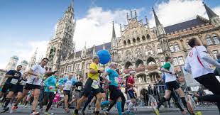 But hundreds of thousands of runners shuffle through the 13.1 miles each. Munchen Marathon 2021 Am 10 Oktober 2021