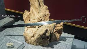 唐环首直刃铁刀深圳望野博物馆藏the tang dynasty 618 907 iron knife with ring head shenzhen wangye museum china porcelain porcelain silver gold