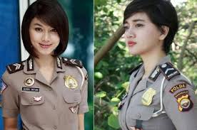 Model rambut ini merupakan potongan rambut pixie bob yang cocok digunakan berbagai bentuk wajah. Sering Liat Polwan Yang Cantiknya Kebangetan Ternyata Dandannya Enggak Boleh Sembarangan Lo Begini Aturannya Gridoto Com