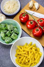 Für dieses köstliche nudelgericht wird zuerst der grüne und der weiße spargel geschält und in scheiben geschnitten. Nudeln Mit Spinat Tomaten Und Parmesan Schnell Einfach Und Kalorienarm Kalorien Geniessen