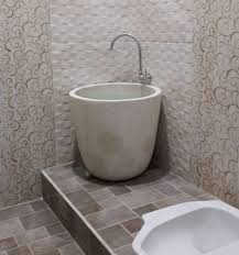 Desain kamar mandi kecil kloset jongkok ini memang kelihatan sederhana, tapi bukan berarti nggak nyaman. 30 Gambar Desain Kamar Mandi Unik Minimalis Terbaru 2021 Rumahpedia