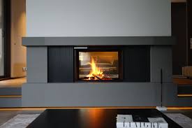 Dieser Raumteiler Kamin Wurde Liebevoll In Seine Umgebung Integriert Der Sandstein Passt Zur Wandfarbe Und Die Rillenfrasungen Raumteiler Kamin Kaminbau