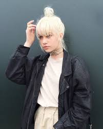 Fringe styles work equally well on short, medium and long hair. 7 Alluring Short Blonde Hairstyles With Bangs To Rock Wetellyouhow