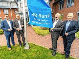 This deposit guarantee scheme applies to all deposit accounts made by individuals, companies and covers up to up to 100,000 eur per bank per depositor. Osterronfeld Die Fusion Ist Fast Perfekt Vr Bank Schleswig Mittelholstein Hisst Flagge Mit Ihrem Neuen Namen Shz De
