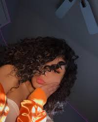 When I Die Bury Me With All My Ice On Alien Girls Talyeh Galvez You Feel The Vibe It S Contagious In 2020 Curly Girl Hairstyles Light Skin Girls Curly Hair Styles