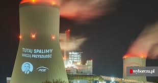 Według bartłomieja derskiego z serwisu wysokienapiecie.pl, zamknięcie kopalni i elektrowni turów poskutkowałoby kilkuprocentową podwyżką cen energii na rynku hurtowym. Pge Po Cichu Otwiera Nowy Blok Weglowy Akcja Greenpeace Tutaj Spalimy Wasza Przyszlosc I Wyswietlony Portret Jacka Sasina Na Kominach