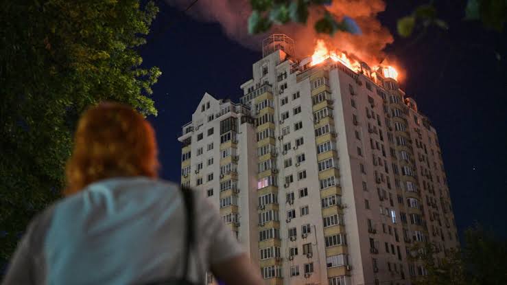 Russian strikes on Kyiv kill at least 8 after Zelensky warns of 'massive  attack' - France 24