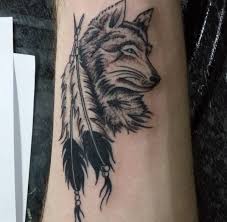 Die federn der indianer sind ein symbol des mutes und der sicherheit, im allgemeinen sind es schutzsymbole, die bei den tattoos verschiedene formen haben können, trotzdem hängen sie auch von der art der feder ab, die man tätowieren will. Wolf Mit Feder Tattoo Am Unterarm Tattoomotive Net