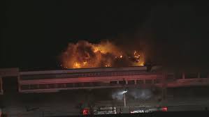Corpo de bombeiros recebeu a ocorrência às 18h04 e, de acordo com o órgão, 11 viaturas estão. 9zlejye5i8aewm