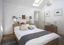 Menata ruang kamar dengan dipan atau tempat tidur minimalis adalah suatu keharusan. Tempat Tidur Kayu Untuk Pasangan Di Ruang Tidur Minimalis Modern Dominasi Warna Putih Rumah Diy Rumah Diy