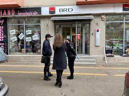 Brd is a universal bank and offers complete financial services for individuals and companies. Jaf Bancar La O SucursalÄ Brd In Centrul Capitalei Chiar LangÄ Sediul PoliÈiei Romane ZiariÈtii
