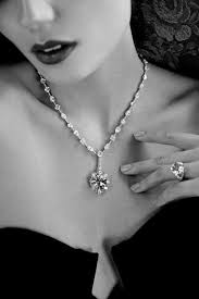 Black And White Jewelry 3 Elegant Diamond Jewelry Advertising Campaigns Black White Martin Campaign Jewelry Lover Black Gold Jewelry Jewelry Model
