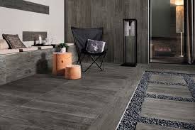 Terrassenplatten Grau Im Holzdesign Gunstig Online Kaufen Schnelle Lieferung Deutschlandweit Viele Fliesen Auf Terrassenplatten Aussenboden Fliesen Terrasse