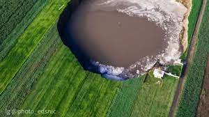 Un grupo religioso se reunió al pie del cerco de seguridad del socavón para entonar unas melodías, señalando que sólo. Er538 Vyw0xhcm