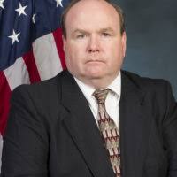 Оператор плотины Кирк Фатх наблюдает за Фостером Джозефом Сайерсом