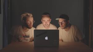 Pulp fiction is a darkly humorous 1994 crime drama directed and written by quentin tarantino, told in tarantino's trademark nonlinear fashion. Chris Lavigne On Twitter This Pulp Fiction Briefcase Moment Brought To You By The Westcottco Flex Light