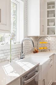 Farmhouse Sink With Misty Carrara Caesarstone Quartz Countertop And Subway Tile Backspla Modern Farmhouse Kitchens Farmhouse Style Kitchen Kitchen Inspirations